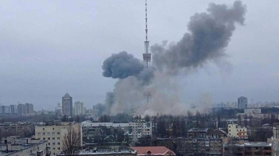 Un bloc de locuinţe din Kiev lovit de o dronă rusească