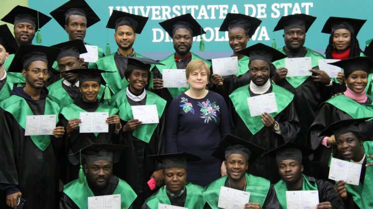 IMAGINI de la ceremonia festivă: Peste 40 de studenți străini au absolvit Universitatea de Stat din Moldova