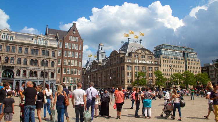 VIDEO Cum vor cetățenii din Amsterdam să scape de turiștii care vin în oraș doar pentru distracție