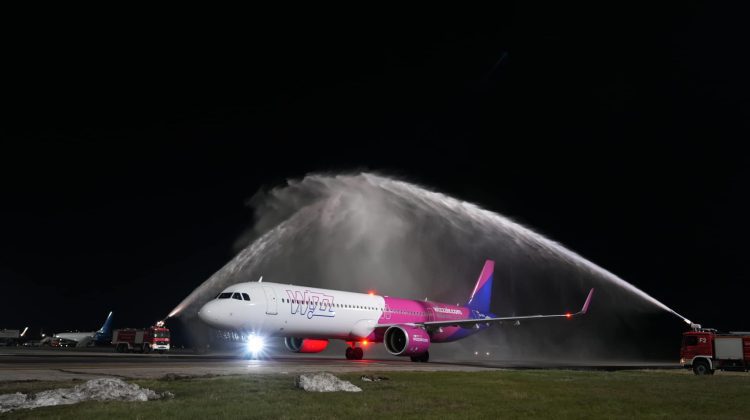 FOTO Wizz Air a revenit la Chișinău! Pasagerii primului zbor, întâmpinați cu pâine și sare