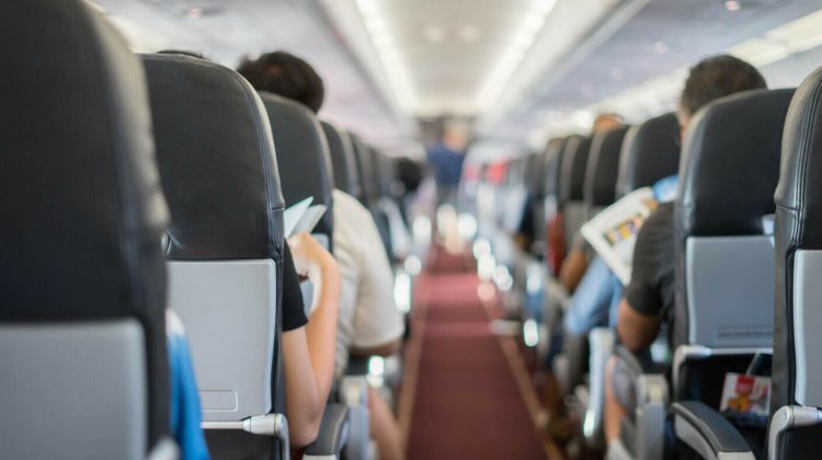 Aproape jumătate din bărbați cred că pot ateriza un avion în caz de urgență. Experții explică de ce e o iluzie