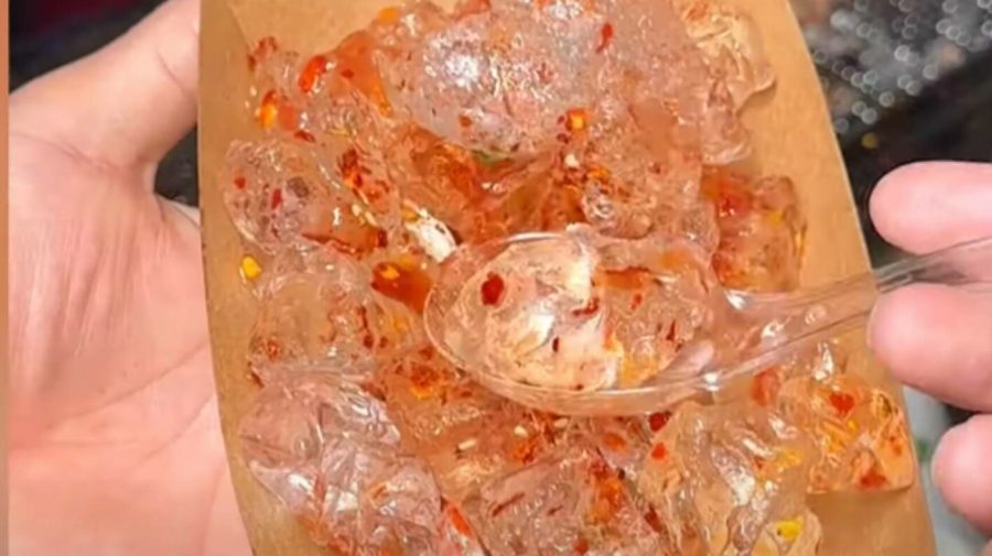 VIDEO. Un nou fel de mâncare, ”street food”, devine tot mai popular în China: cuburile de gheață preparate la grătar
