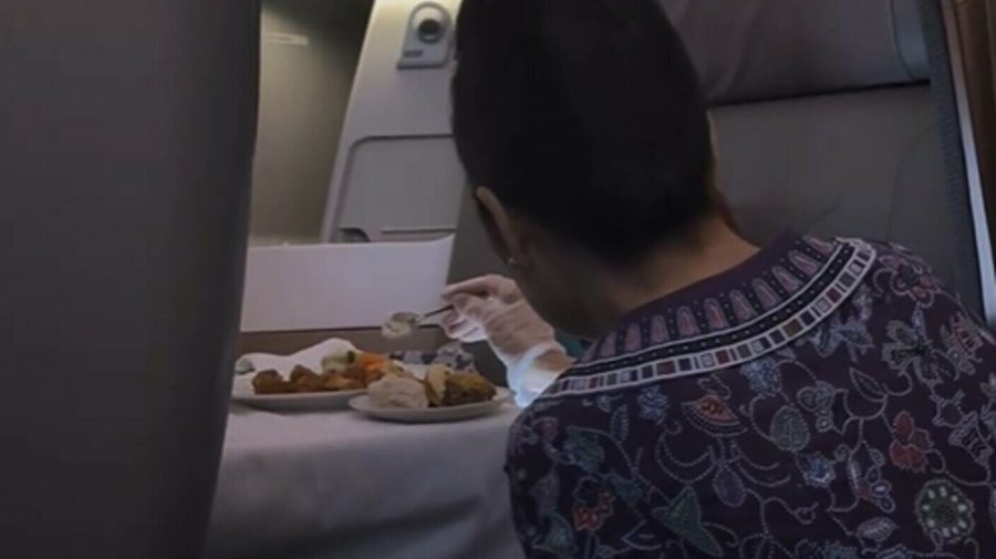 VIDEO O stewardesă hrănește cu lingurița un pasager de la clasa business: ”Ar trebui să le fie rușine”