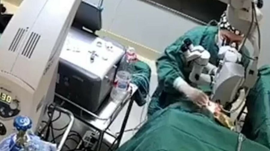 VIDEO Medic filmat în timp ce își lovește pacientul cu pumnul în cap în timpul operației