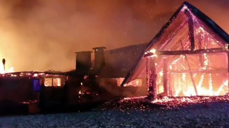 Pensiunea mistuită de foc din România lucra fără autorizație de securitate la incendiu. Cine este proprietarul