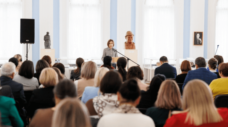 Maia Sandu, înconjurată de asistenți sociali și parentali, la un eveniment: „Am ascultat istorii emoționante…”