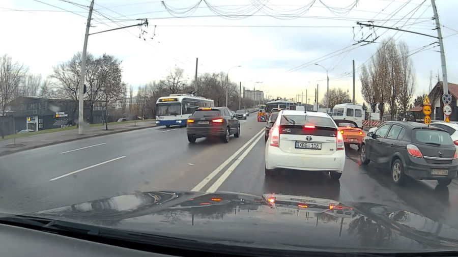 VIDEO Țineți minte această mașină! Un AUDI, filmat cum ocolește coada de mașini pe strada Mihai Viteazul