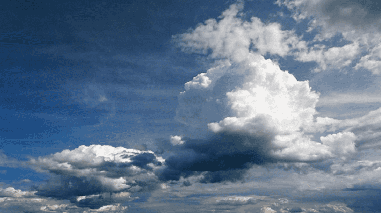 Soarele și norii „se țin de mână”. Meteorologii anunță cer variabil în toată țara