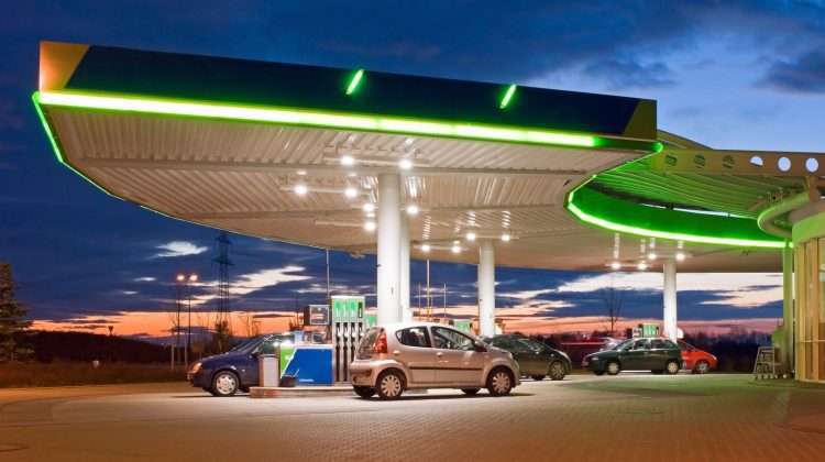 Grăbește-te să faci plinul la mașină! Prețuri atractive la carburanți
