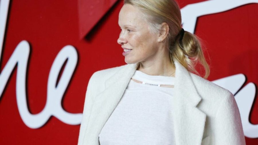 FOTO Pamela Anderson, fără machiaj la 56 de ani. Cum a apărut la Fashion Awards 2023