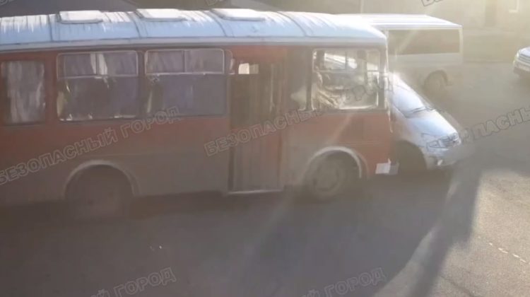 FOTO și VIDEO cu momentul în care un autobuz lovește cu viteză o mașină. Pasagera a avut de suferit