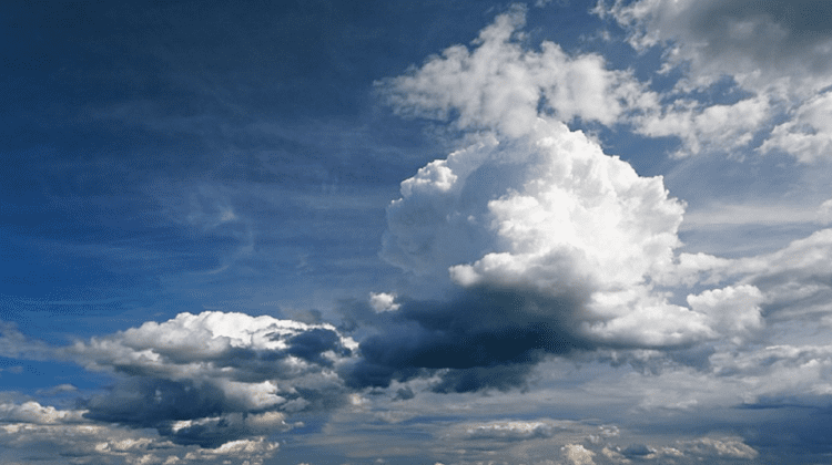 Jocul ascuns al norilor: Ziua se anunță cu cer variabil, potrivit meteorologilor