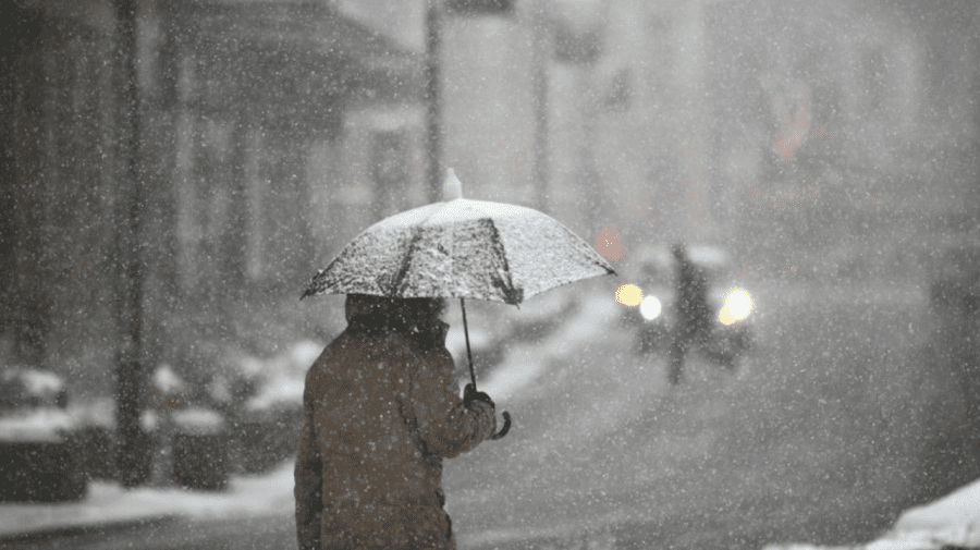 Fulgi de zăpadă timizi acoperă țara. Prognoza meteo pentru sâmbătă, 23 decembrie
