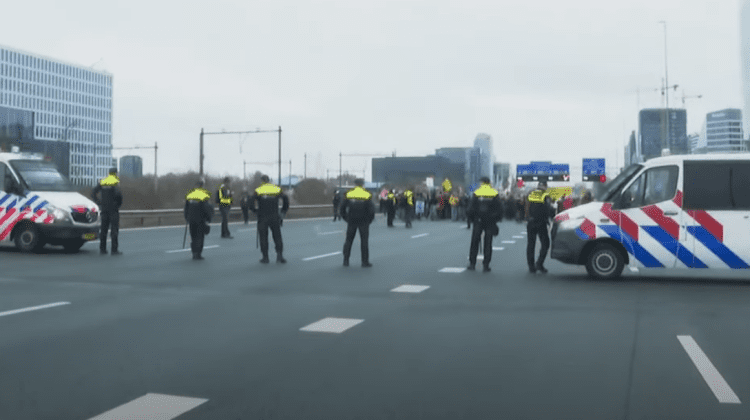 VIDEO O autostradă din Olanda a fost blocată de activiști pentru mediu. Unii și-au lipit mâinile de asfalt
