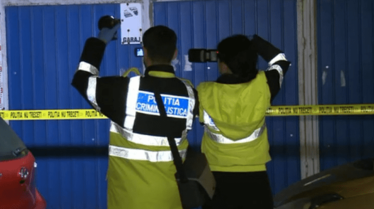Jaf la o bancă din București. Hoțul, prins în timp ce încerca să spargă cu ciocanul caseta cu bani furată