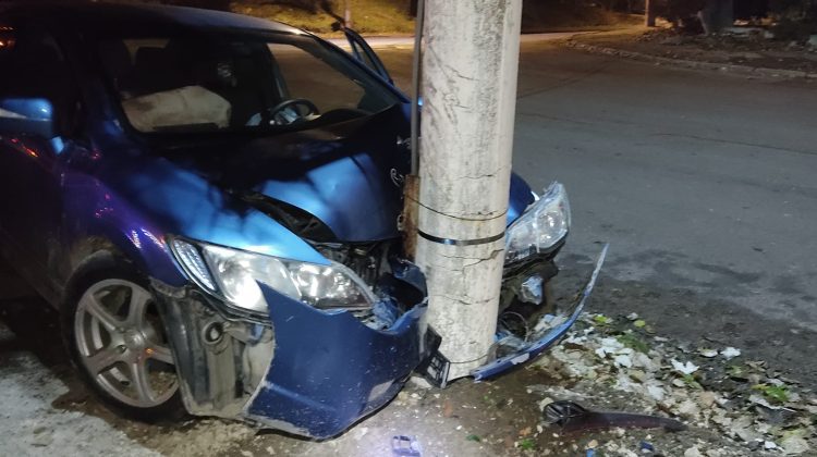 FOTO Accident grav în sectorul Botanica. Un șofer s-a izbit cu mașina într-un stâlp de beton