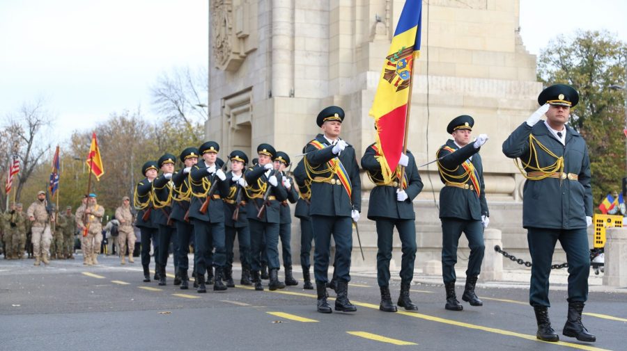 VIDEO Militarii moldoveni, la parada organizată de Ziua Naţională a României. A fost prezent și ministrul Apărării