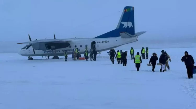 VIDEO Un avion rusesc a aterizat pe un râu înghețat, din cauza unei erori de pilotaj