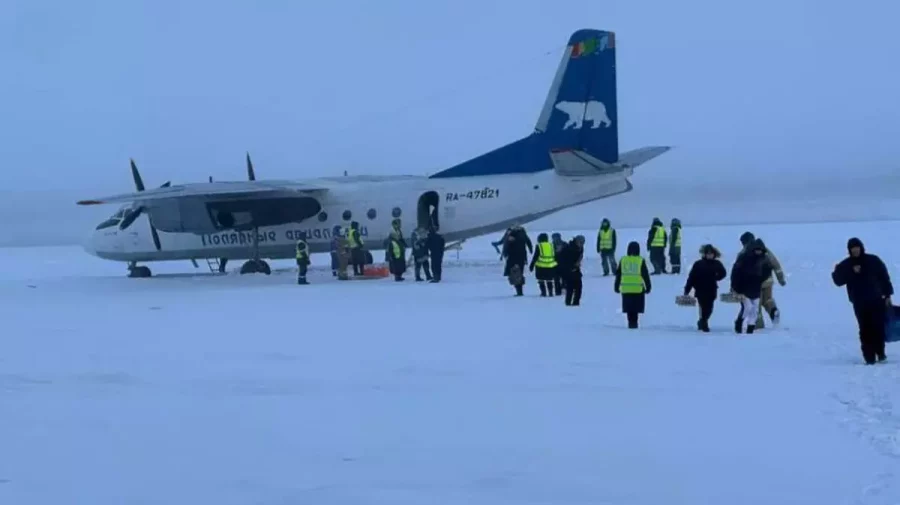VIDEO Un avion rusesc a aterizat pe un râu înghețat, din cauza unei erori de pilotaj