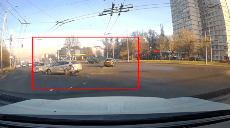 MOMENTUL producerii unui accident, surprins de camera de bord. Trei mașini au fost avariate la Botanica