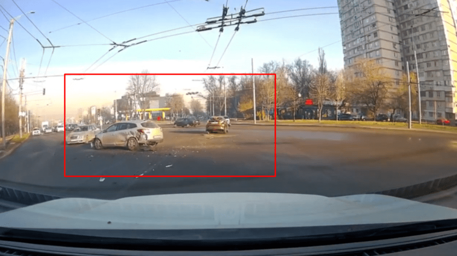MOMENTUL producerii unui accident, surprins de camera de bord. Trei mașini au fost avariate la Botanica
