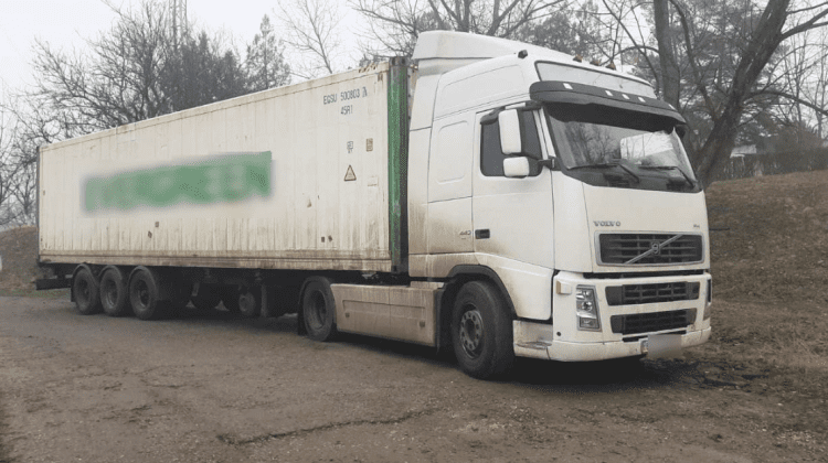 Un șofer ucrainean și-a schimbat plăcuțele de înmatriculare a camionului. La frontieră a rămas fără el