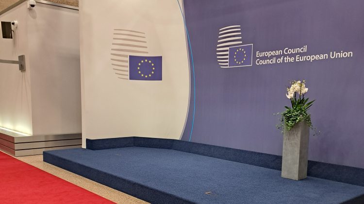 Imagini din culisele Reuniunii Consiliului European! Sute de jurnaliști așteaptă decizia liderilor europeni!