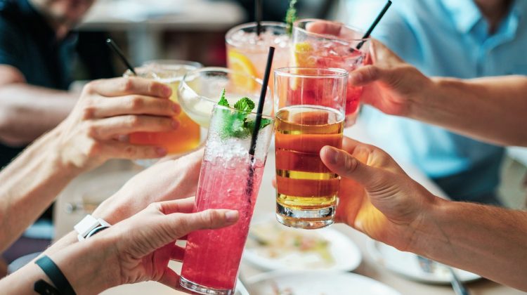 Cele mai sănătoase 10 tipuri de alcool. Cocktailurile 18+ recomandate de dieteticieni