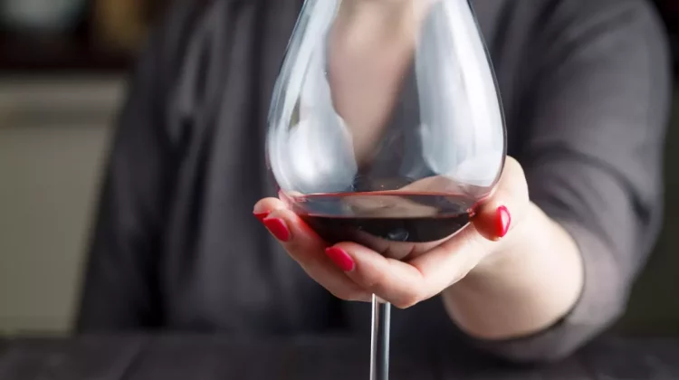 Ce se întâmplă atunci când bem alcool înainte de a merge la culcare?