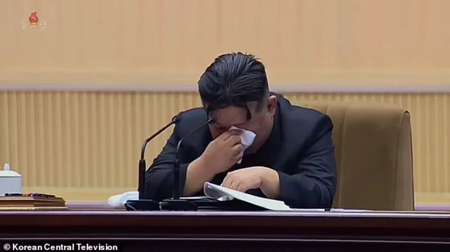 VIDEO Dictatorul Kim Jong Un plânge în fața femeilor și le cere să facă mai mulți copii