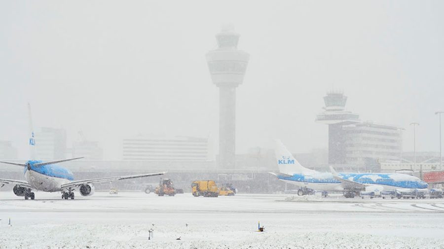 VIDEO 150 de zboruri anulate pe Aeroportul Amsterdam Schiphol din cauza ninsorilor