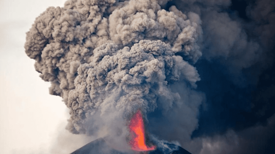 O erupție vulcanică din Sumatra a dus la pierderea vieții a cel puțin 11 persoane