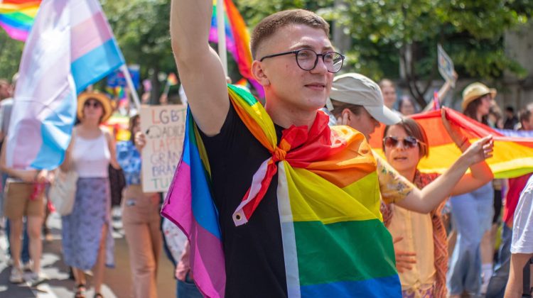 Tânărul gay, despăgubit de instanță pentru că a fost hărțuit în armată
