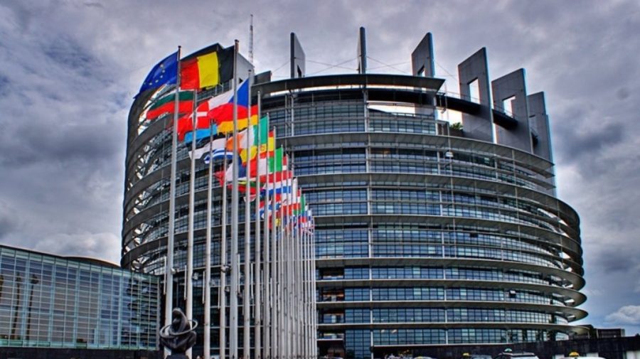 Eurodeputaţii cer Consiliului European să decidă începerea negocierilor de aderare cu Ucraina şi Republica Moldova