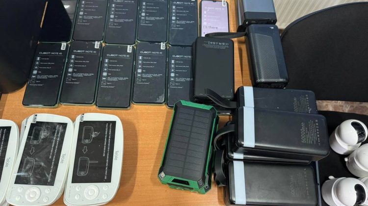 Un bărbat, prins la vamă cu telefoane, camere video și monitoare, nedeclarate. Ce riscă