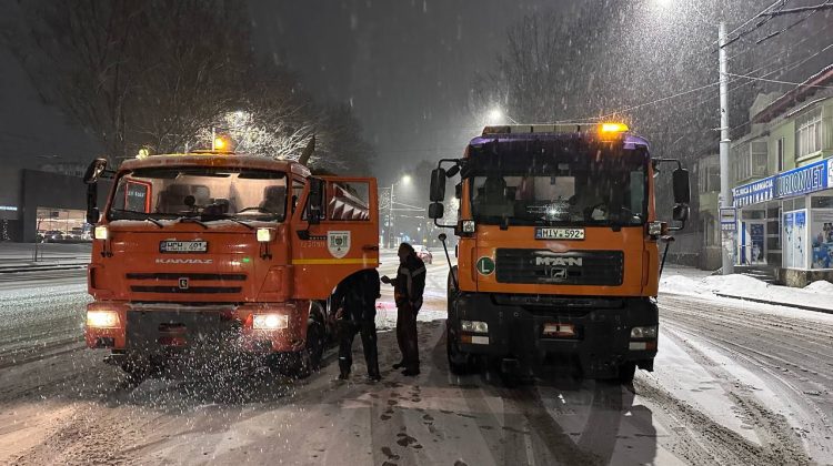 FOTO Noapte grea pentru muncitorii din Capitală. Au intervenit pentru a deszăpezi drumurile și trotuarele