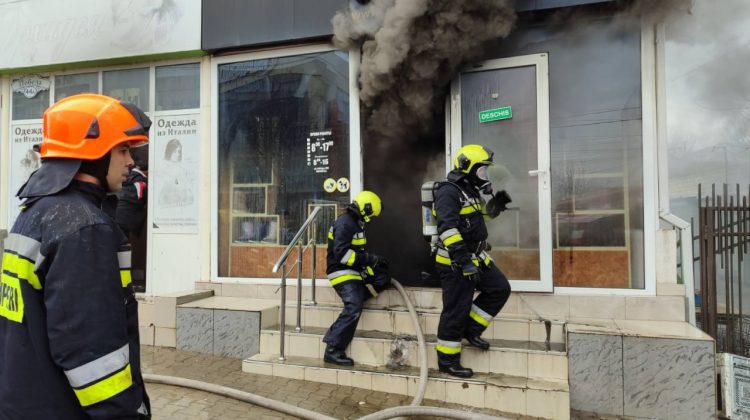 FOTO Incendiu puternic la Comrat. Flăcările au cuprins un magazin cu încălțăminte
