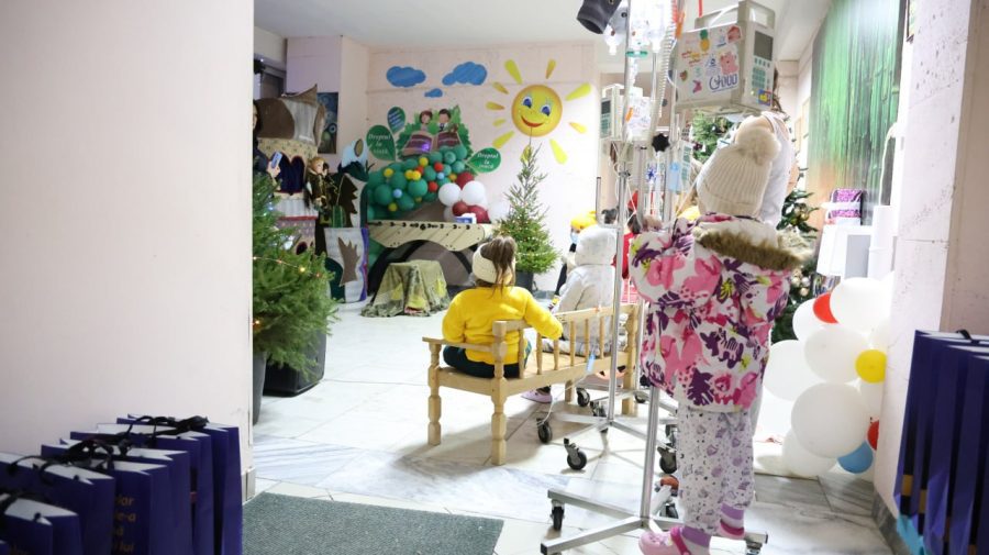 FOTO Pompierii s-au transformat în Moș Crăciuni pentru o seară. Au creat sărbătoare pentru micuții cu boli oncologice