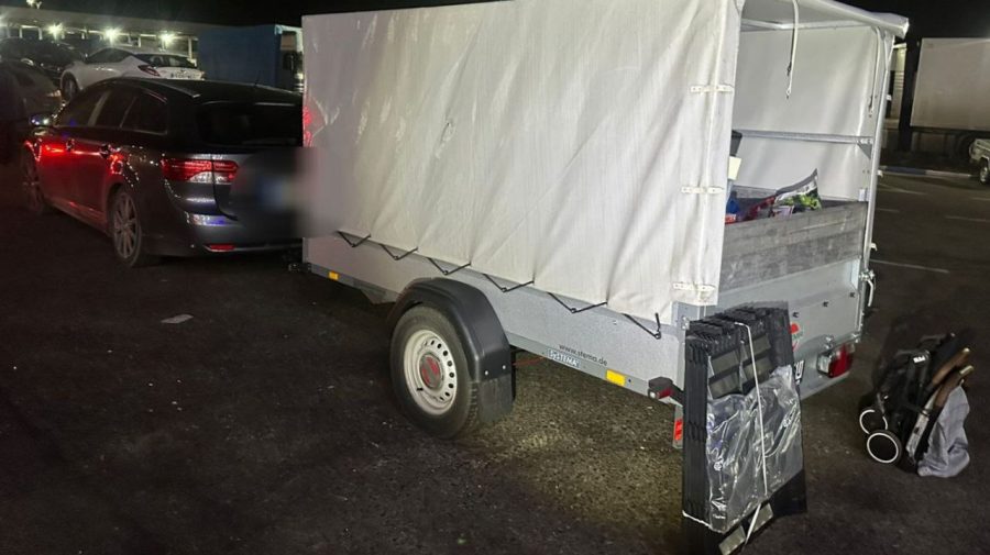 FOTO Cineva a rămas fără cadouri. Vameșii de la Leușeni au ridicată toată marfa găsită într-o remorcă