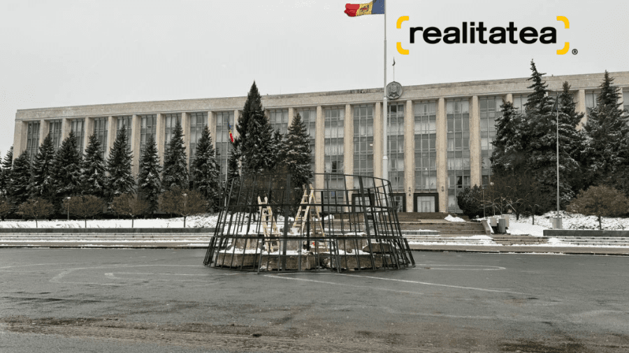 FOTO Să vină sărbătorile! În Capitală a început instalarea principalului pom de Crăciun