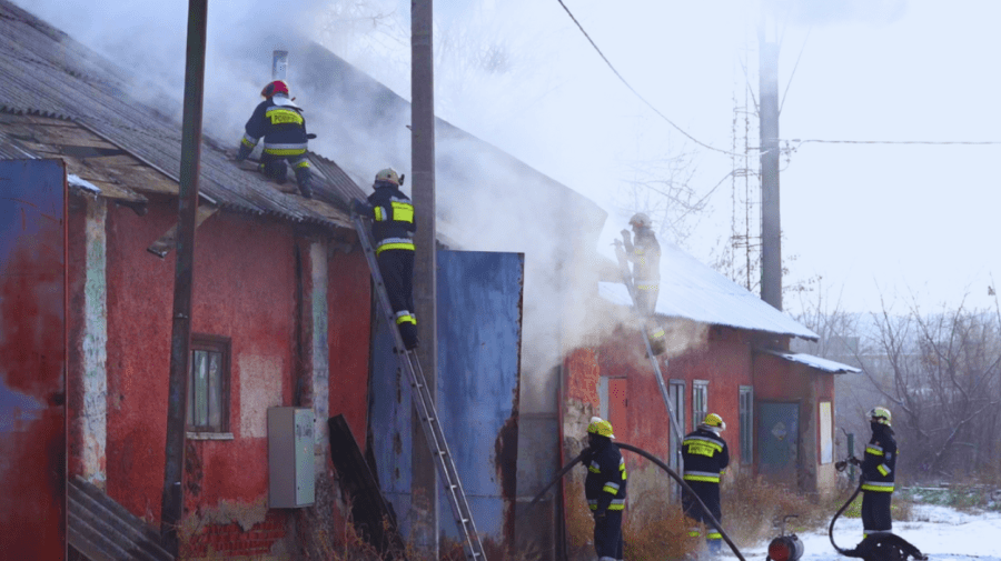 FOTO Un depozit din Bălți a fost cuprins de flăcări. Au intervenit mai mulți pompieri