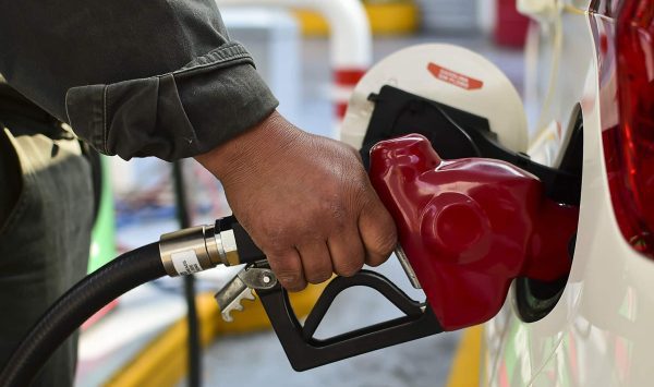 Prețul benzinei urcă cu un ban, iar cel al motorinei scade cu 13 bani. ANRE anunță noi prețuri la pompă