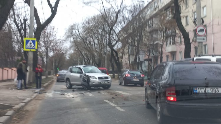 VIDEO Două automobile – puternic avariate pe șoseaua Hîncești. Cauza preliminară a impactului