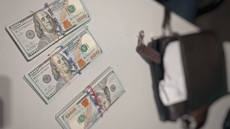 30 mii euro nedeclarați, depistați în bagajul unui bărbat. Ce s-a întâmplat la Aeroport