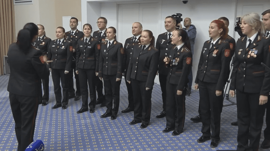 „Niște țuică dacă aveți, dați cinci litri la băieți”! Urătorii și colindătorii au dat buzna la ședința miniștrilor