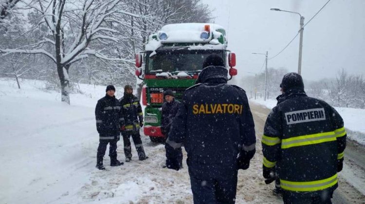 Angajații IGSU au intervenit în 31 de situații pentru deblocarea transportului auto de pe trasee