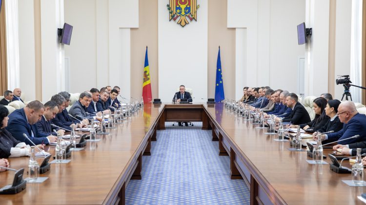 FOTO Președinții de raioane, invitați la Guvern. Premierul Recean le-a vorbit despre un obiectiv comun