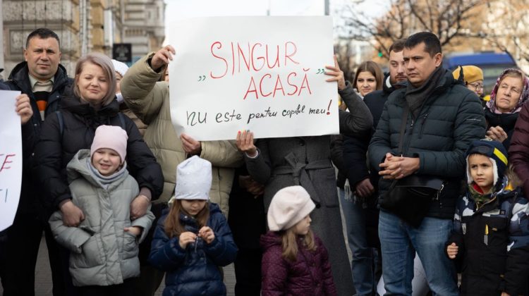 Părinți și consilieri au protestat la Primăria Chișinău. Reacția: Clasele cu program prelungit rămân a fi funcționale
