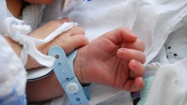 Cazul femeii care a născut în ambulanță: Ce spun medicii despre pacientă și cum a ajuns, prin viscol, la maternitate