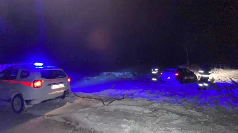 FOTO Automobil cu patru pasageri, blocat între nămeți la Bălți. A fost nevoie de ajutorul carabinierilor